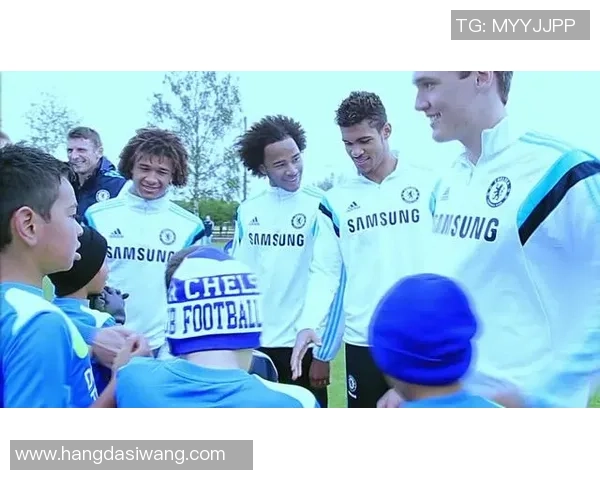 与足球球星亲密合影瞬间留念,捕捉与偶像同框的荣耀时刻 与足球球星亲密合影瞬间留念,捕捉与偶像同框的荣耀时刻