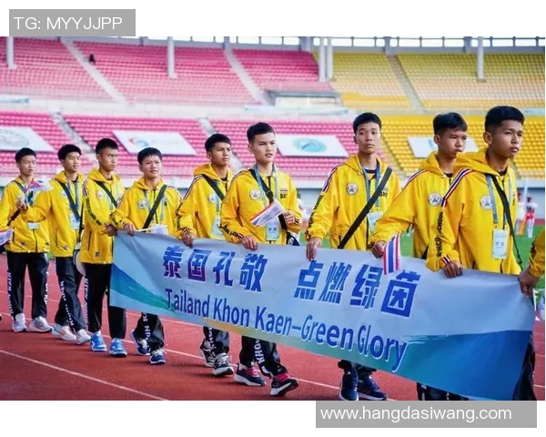 足球星街头热血激情燃动青春梦想点亮城市绿茵舞台