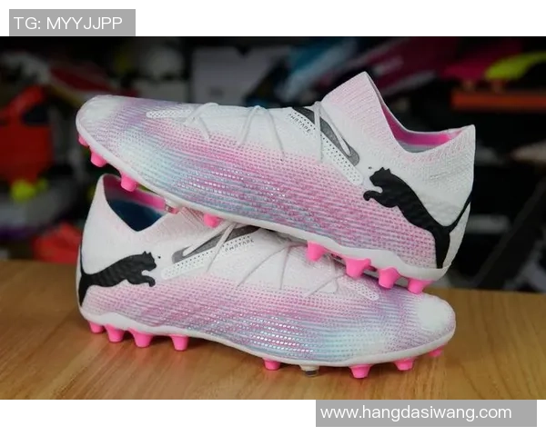 球星们常穿的顶级足球鞋款揭秘 让你了解他们的选择与偏好 球星们常穿的顶级足球鞋款揭秘 让你了解他们的选择与偏好